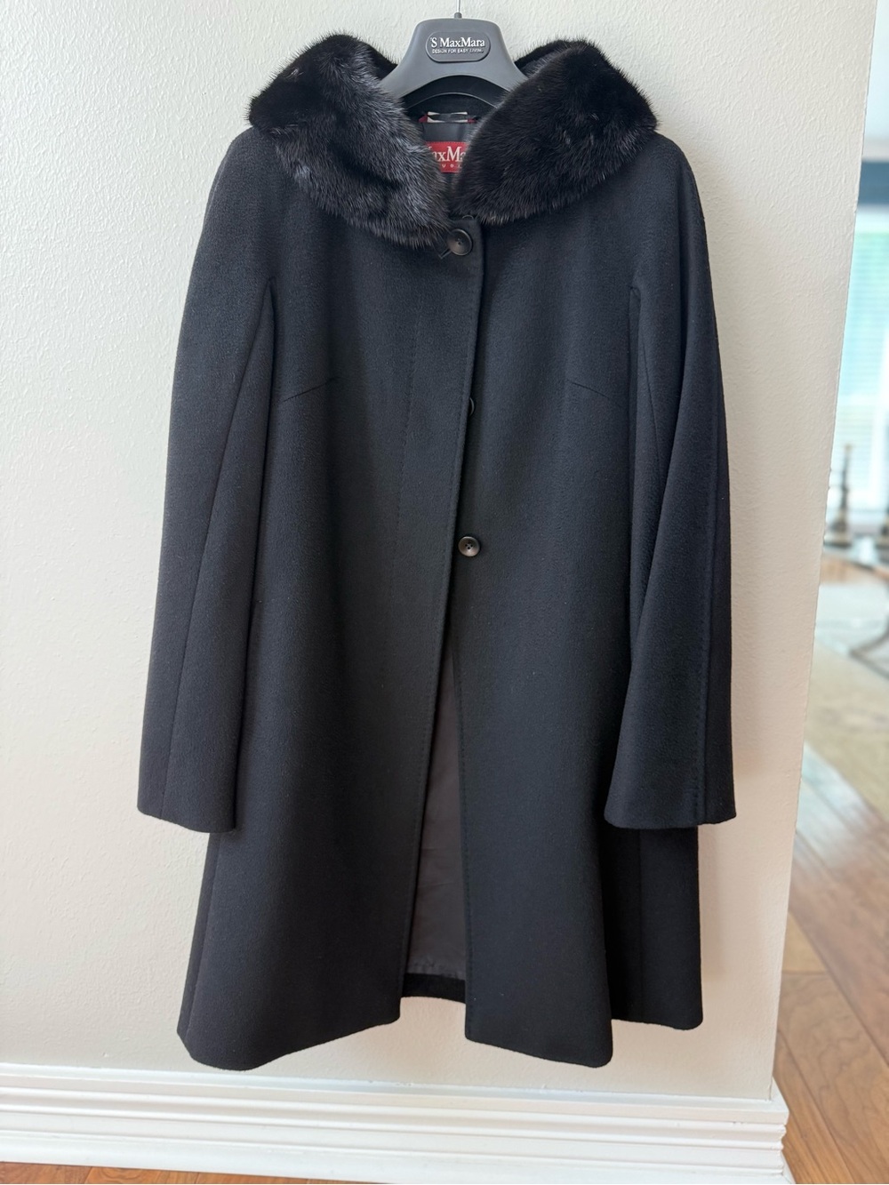 Max Mara Ultra Soft Virgin / Mink Fur Collar Black Coat - US6 / IT40